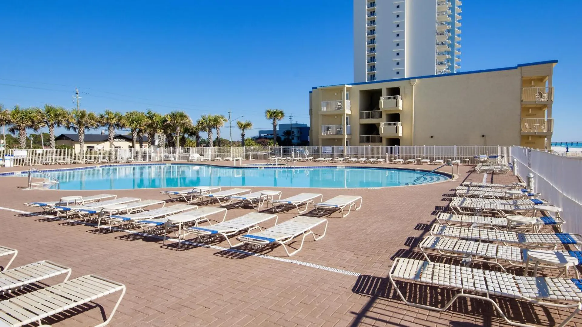 Tidewater Escape: 1Br/2Ba Beachfront Condo, Sleeps 6, Gulf Views & Comfort! Панама-Сити